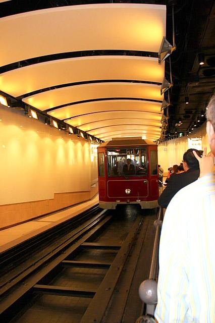 ピークトラム乗り場には到着の数分前
から「あと何分で到着します。」という
アナウンスが流れます。せっかちな香
港人にはうれしいサービス！？ 