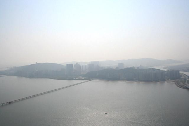 右側はタイパ島 