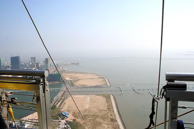 正面は海と橋 