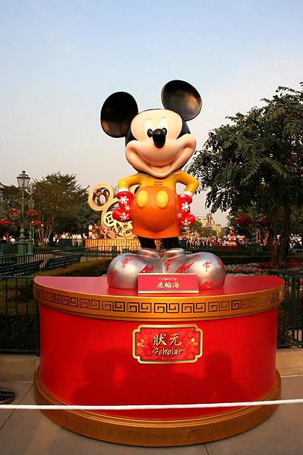 ディズニーランドのテーマソングを担当したこともある香港でも人気の台湾アイドルグループ飛輪海（Fahrenheit）は、“状元（Scholar）”というタイトル。