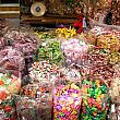 マーケットに行くとこのようにた～くさんのお菓子が並んでいます