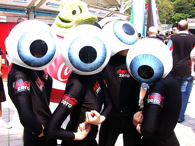 コカコーラのプロモーションですが、日本人にとってはどうしても目玉おやじを連想してしまいます 