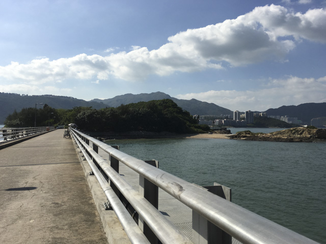 橋からの眺めはサイコー。橋の下には釣り人の姿がちらほら。
