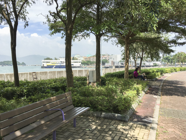 南湾を海沿いに歩きすすめると遠くにフェリー乗り場が見えてきます。

