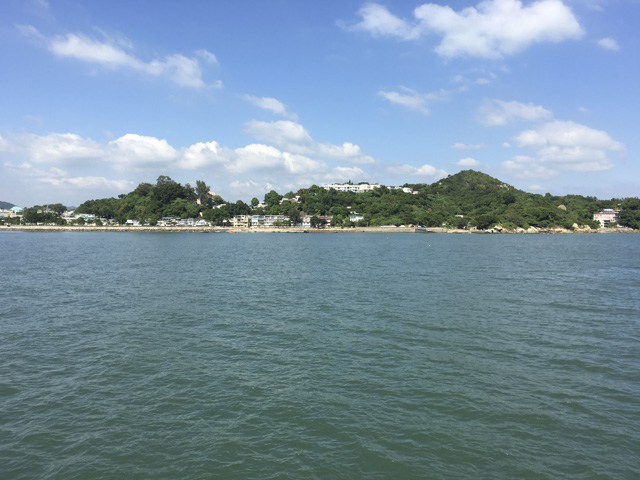 島が近づいてきました。景色を眺めているとあっという間に坪洲。