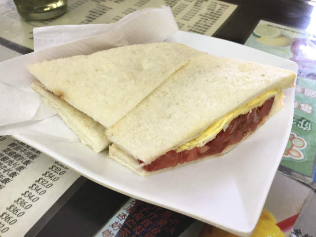 具がトマトと卵焼きのサンドイッチ