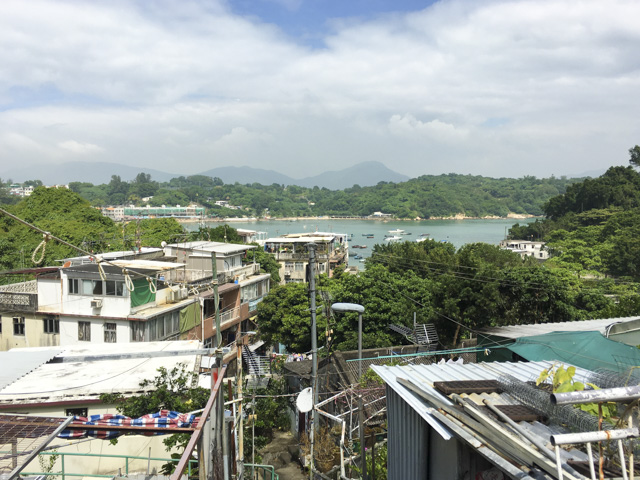 ちょっと上がっただけで遠くまで見渡せます。高層住宅やビルの多い香港ではなかなか味わえない体験です。