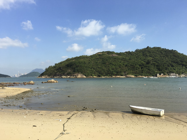 午前中に訪れた東湾の端に出ました。