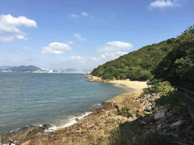 とことこ歩いていると美しい海岸があらわれました。