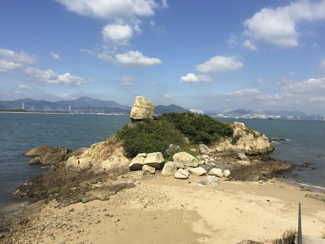 坪洲の北の端にある釣魚公（オールドフィッシャーマンズロック）