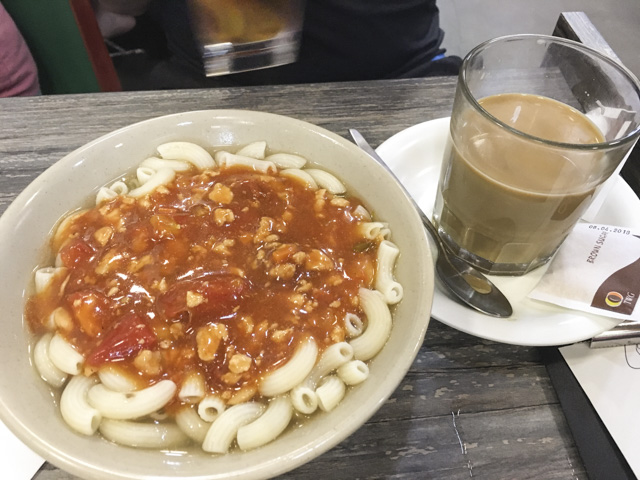 香港ならでは通粉（マカロニ）セット（HK$36）。ミートソースかけ。