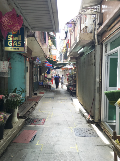 両サイドの店舗の上は島民が暮らす住居。