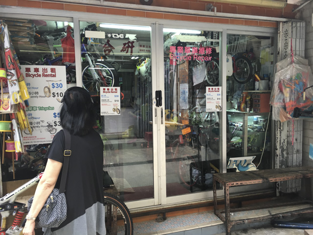 時間貸しの自転車もあり。しかし、自転車で坂道と階段の多い坪洲をぐるっと回るれるのだろうか？