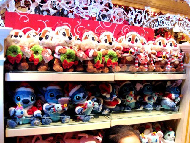 ディズニーのキャラクターのぬいぐるみも、サンタさんの格好です。