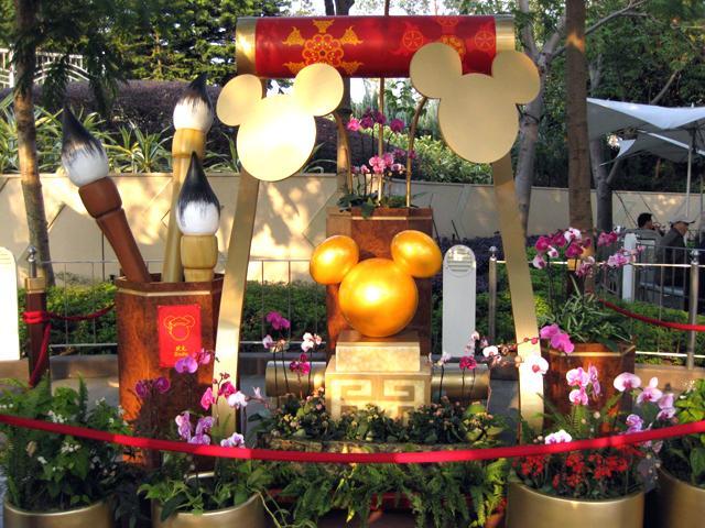 蘭の花とベニベンケイの花に囲まれて、脇には筆が立てかけられています。テーマは「学問成就」。洗練された知識と強さを表しているそうです。