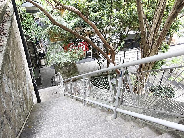 この階段を降りると