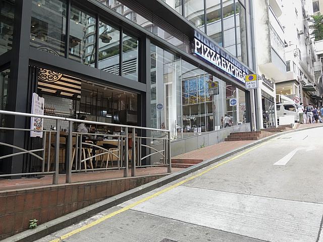 カジュアルに入れる「Pizza Express」