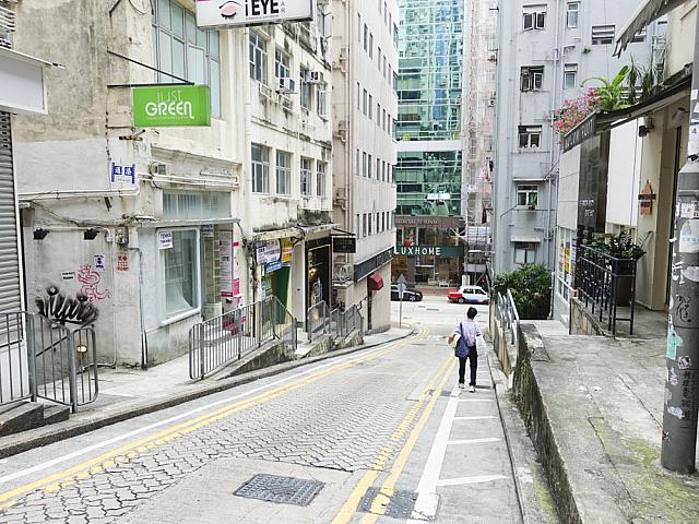 聖佛蘭士街（St. Francis Street）の坂道を下ると皇后大道東に通じる