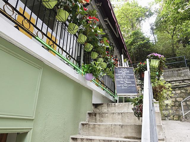 坂道の登りきったところにあるフランス料理店「Olala」