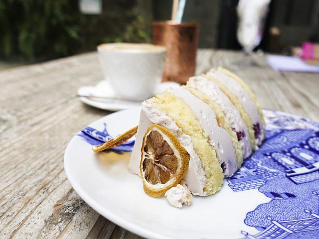 ラズベリーケーキのスライス