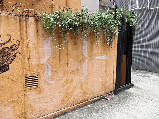壁にうっすらと描かれているのは...お店の看板？