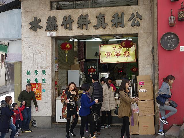 この店では名物のサトウキビジュースにトライ。