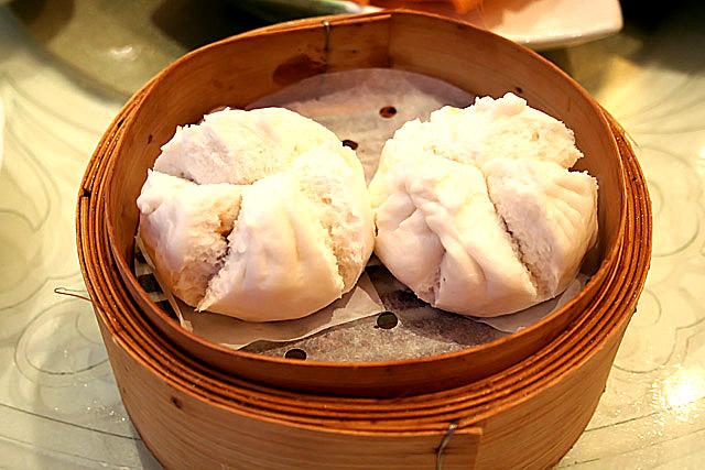 チャーシュウバウ <br>

叉焼包 <br>
甘いチャーシューがたっぷりと入った饅頭。 
 
