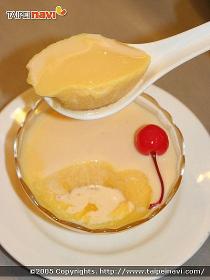 モングォボウディン<br>

芒果布甸 
<br>マンゴープリン。練乳をかけて食べる。店によって大きく味が変わる。
 
