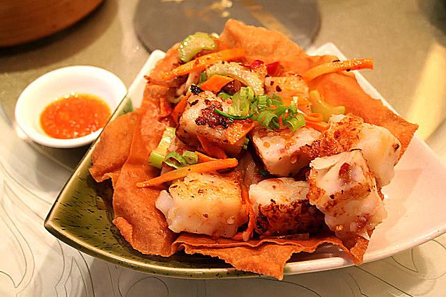 XOジョンローバッゴウ<br>

XO醤煎蘿蔔糕 <br>
大根もちのＸＯ醤炒め。中には中華ハム、干しエビなどが練りこまれている。
 
