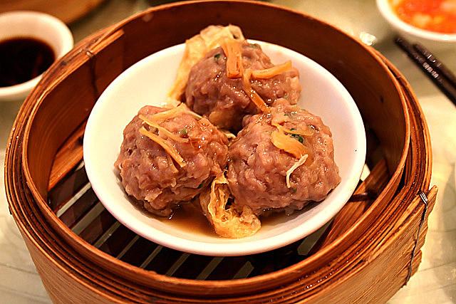 サンジョッンアオヨッカウ 
<br>山竹牛肉球<br>
 
ミートボール。しゃきしゃきとしたクワイの食感と香菜の味が独特。
 
