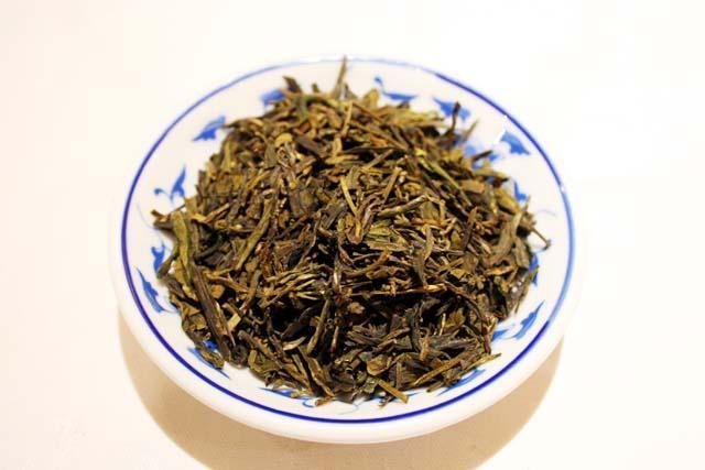 水仙　（ソイシン）<br>
半分発酵のお茶で、ウーロン茶の一種。
甘い香りと渋みのあるお茶で、飲みやすい。 

