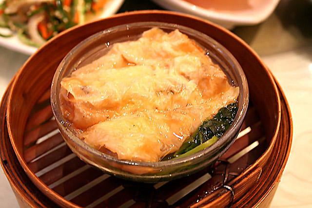 ショントンシンジョッギュン <br>

上湯鮮竹巻 
<br>タケノコ、豚肉などを湯葉で巻き、蒸したもの。
 
