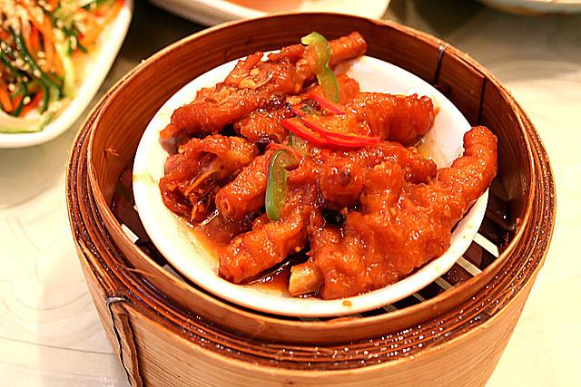 シイジャップジェンフォンジャウ

<br>豉汁蒸鳳爪 <br>
鶏の爪先を蒸したもの。軟骨や柔らかな肉を味わう。味付けはトウチを使用。
 
