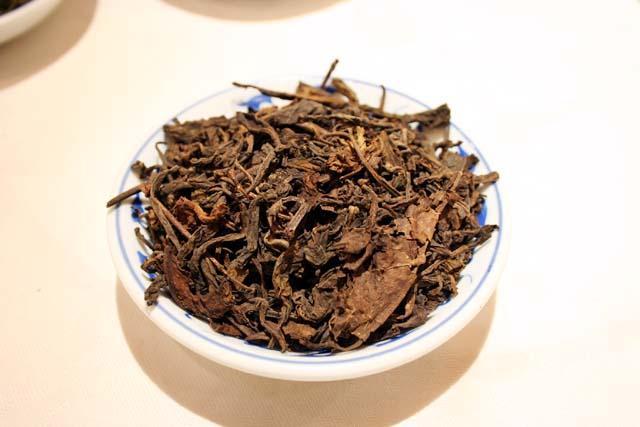 普洱（ポォレイ）<br>
広東人がよく飲むお茶の一つで、油を分解する効果が抜群。味が濃いので苦手な日本人もいる。 
