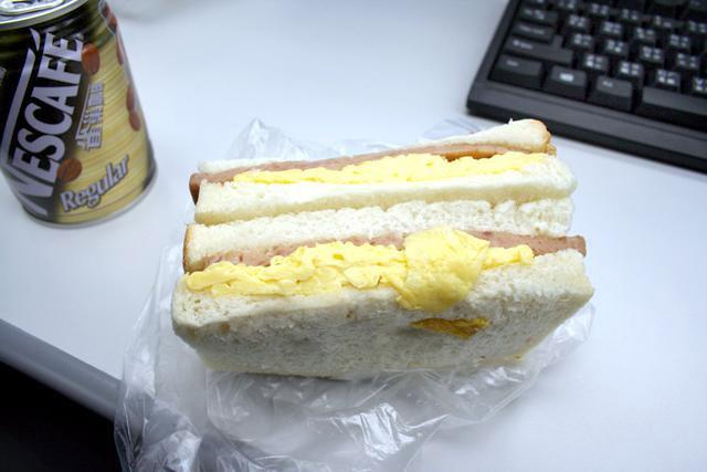 サンマンジイ 
<br>三文治 
<br>サンドイッチ 

