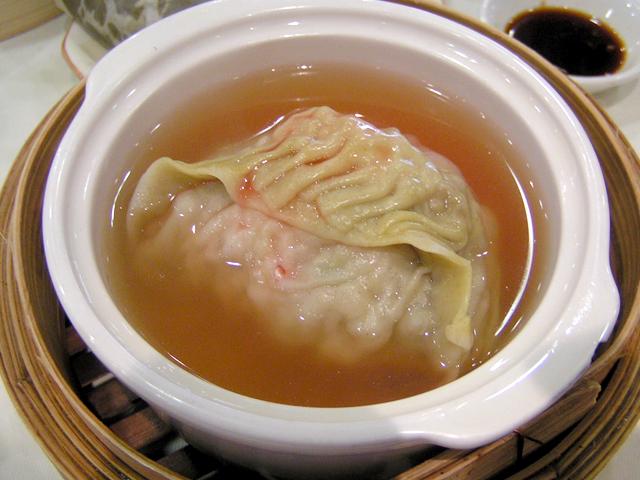 大きな餃子の入ったスープ。餃子を崩して食べます。
だしが効いてておいしーい！
