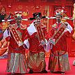 ジョッキークラブの関係者たちが中国の財神（財産を豊かにする神様）のように装ってプレスコンに参加しました。よく似合っていますね。