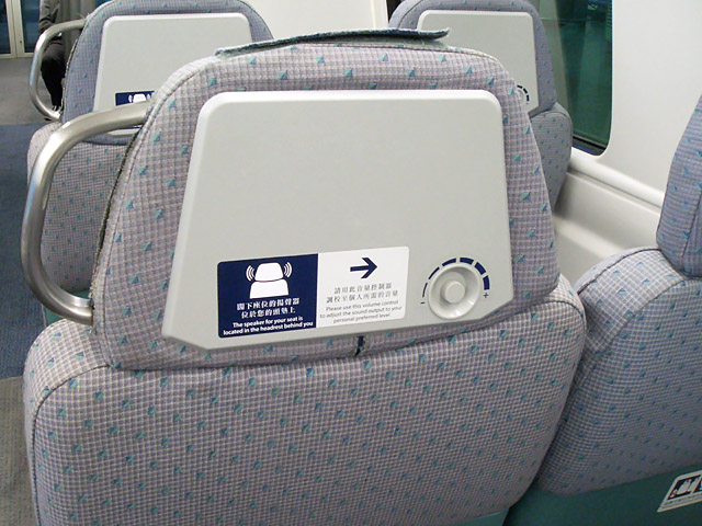 ヘッドレストについたスピーカーをオンにすると、車両前のモニター映像の音声が聞こえます。静かに過ごしたい人のために、スピーカーのついていない座席もあります。