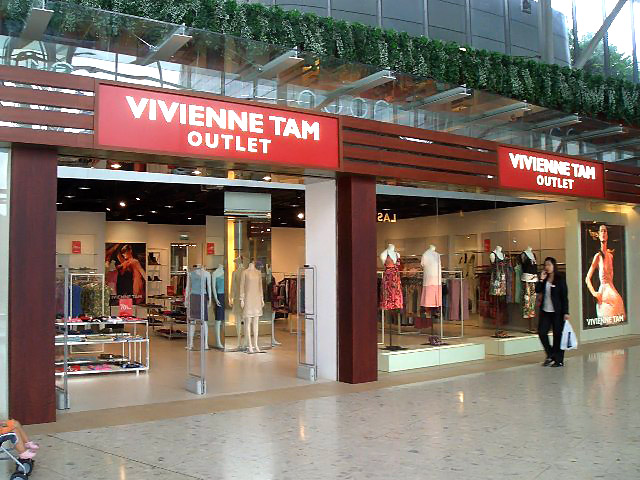 チャイナテイストのモダンなデザインで大人気のヴィヴィアン・タム。Ｔシャツからシルクドレスまで豊富なラインナップが20%オフ以上になっています。物によっては半額です！