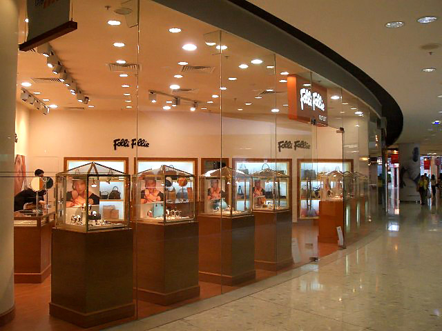 女性に人気のフォリフォリもオープン。カジュアルウオッチやジュエリーも大幅ディスカウント。ナビは流行のカゴバックを半額でGET！