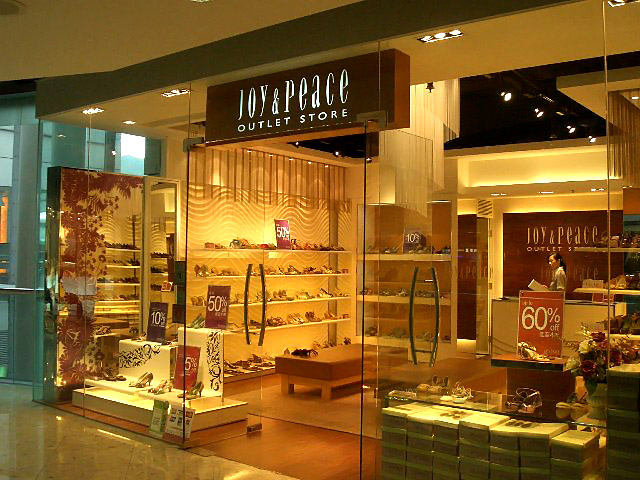 エレガントなシューズを提供しているJoy&Peaceは、市街地のショップでは正価販売中のNew Arrivalアイテムも、ここでは15%オフに。２ペア買うと20%オフになるそうです。
