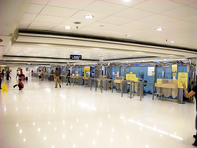 出発カウンター。入口に行先と出発時間が掲示されます。こちらのフェリーターミナルは１日中、中国からの団体旅行客でにぎわっています。