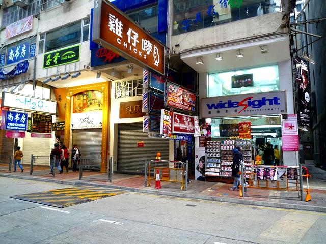 旺角に限らず、どこでもDVD屋さんは営業中。連休中、暇をもてあそぶ人々がDVDを買っていくため、書き入れ時のようです。