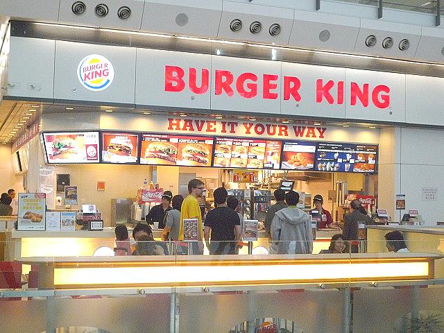 こちらは到着ロビーのレストラン。バーガーキングは値段も手ごろでボリュームばっちり、いつも人気です。