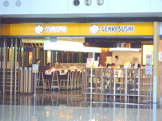 なぜか回転寿司レストランもあります。空港で回転寿司か…