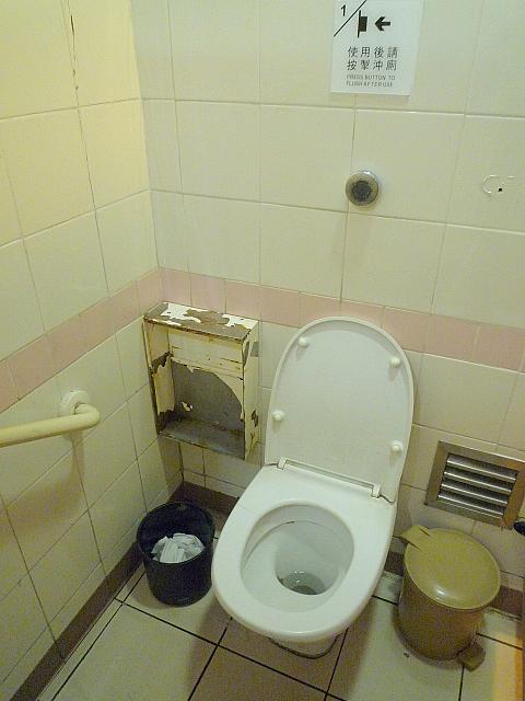 スターフェリー乗り場のトイレもだいぶキレイになりました。