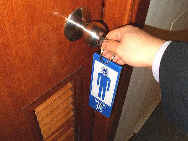 鍵がないと入ることができないトイレも多いのです。
