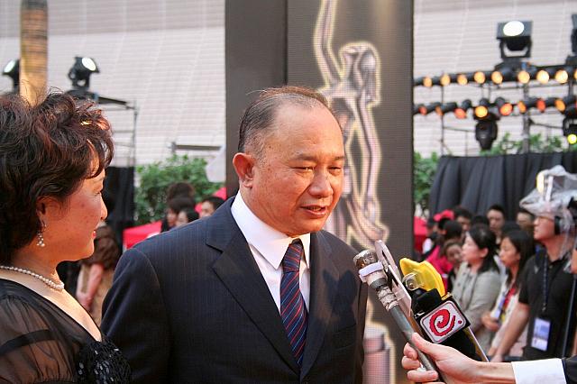 こちらも夫妻で登場の呉宇森（ジョン・ウー）監督