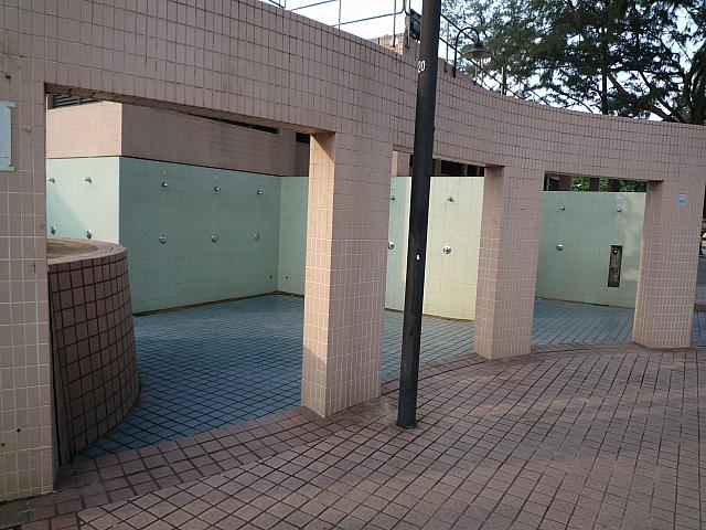 海で遊んだ後はシャワーもあります