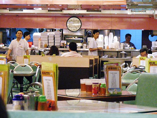 店員さんはほとんど男性です